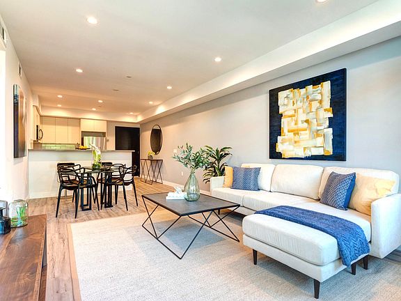 4th image of 338 N Mariposa Ave #102