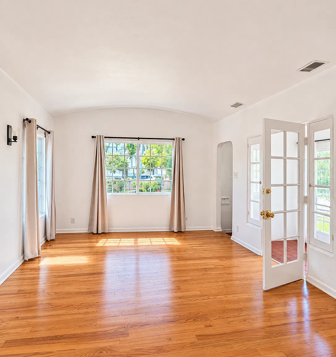 3 bed, $4,860 — Photo 3