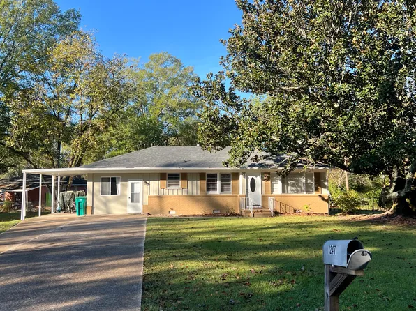 1247 Elvis Presley Dr, Tupelo, MS 38804
