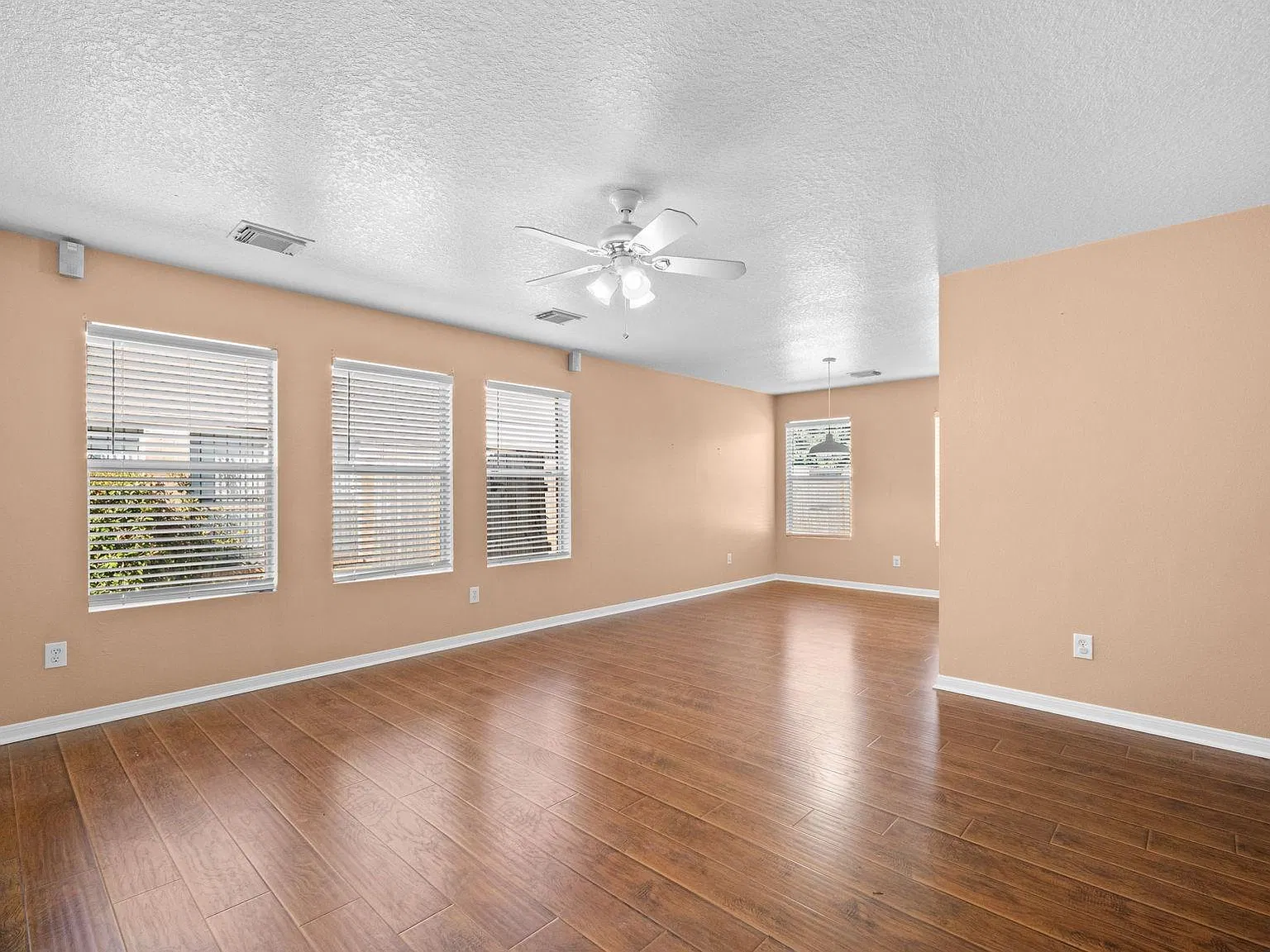 3 bed, 1.0 bath, 1105 sqft, $1,650 — Photo 2