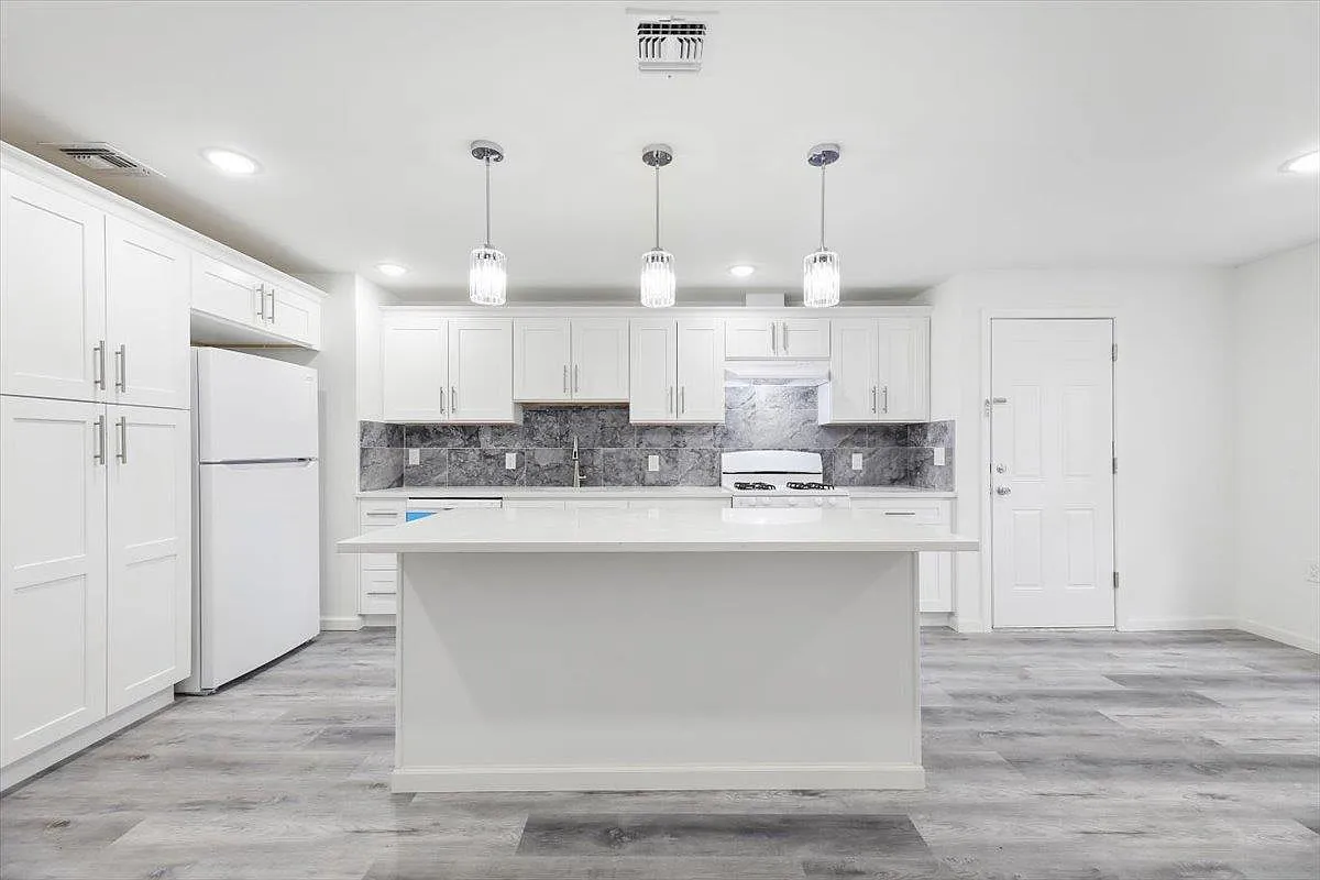 2 bed, 1.0 bath, $2,499 — Photo 2