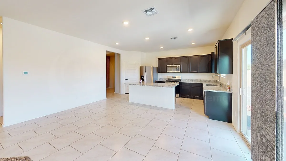 4 bed, 2.5 bath, 2645 sqft, $2,500 — Photo 4