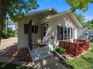913 N Rowley St, Mitchell, SD 57301