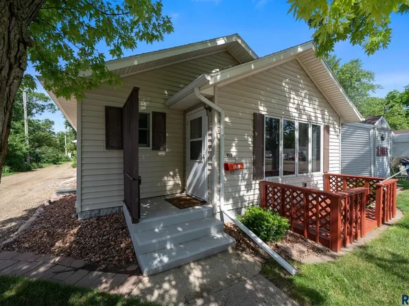 913 N Rowley St, Mitchell, SD 57301