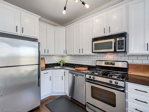 4th image of 2220 N Sedgwick St APT 402