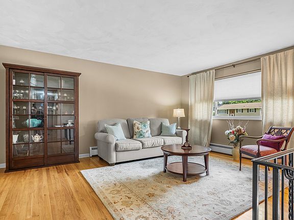 4th image of 323 Antoinette Dr