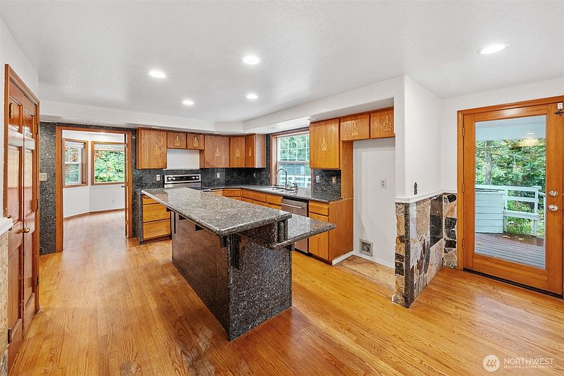 5th image of 2325 48th Avenue SW