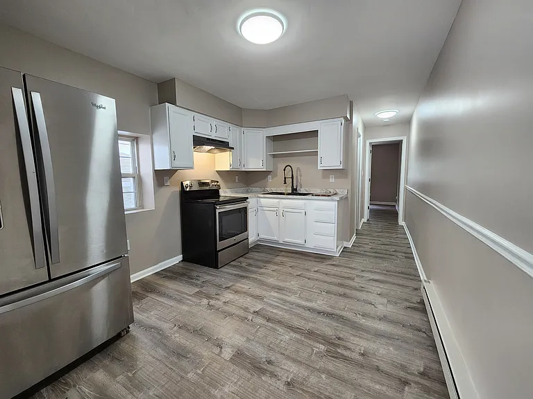 407 E North St — Photo 1