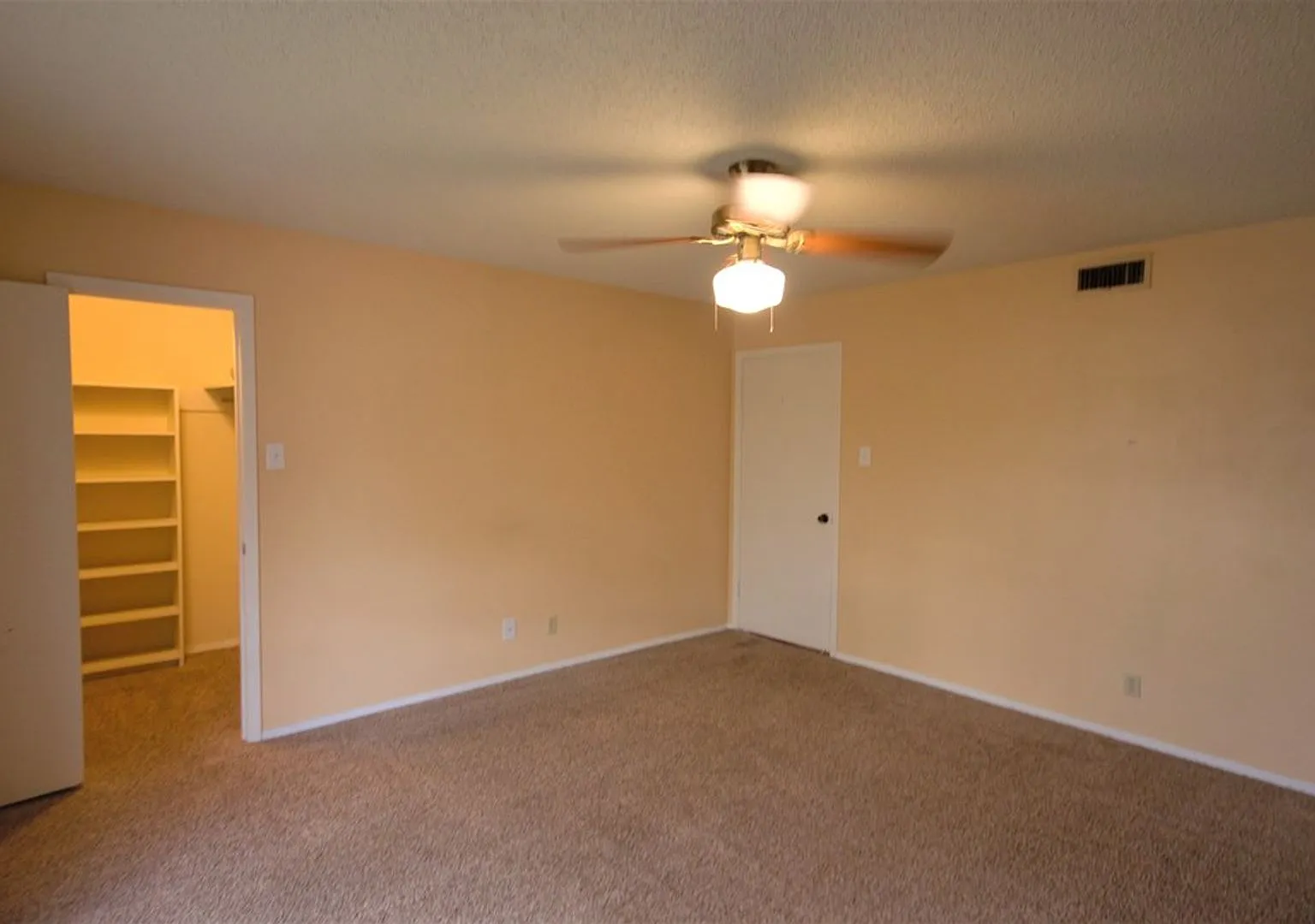 LARGE 2 bedroom 2 bath Condo close to Shopping, dinning and entertainment! — Photo 1