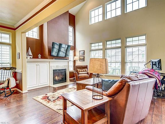 What wonderful natural light in the great room.