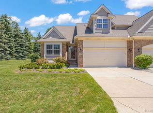32962 Brookside Cir, Livonia, MI 48152