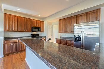 5th image of 415 Kingscote Ln