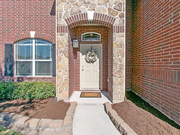Beautiful welcoming entry, great flower beds ready for you plant your favorite flowers.
