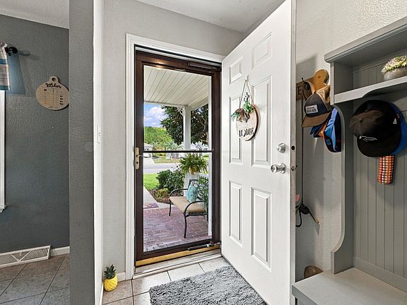 3rd image of 104 Lakeside Crossing Dr.