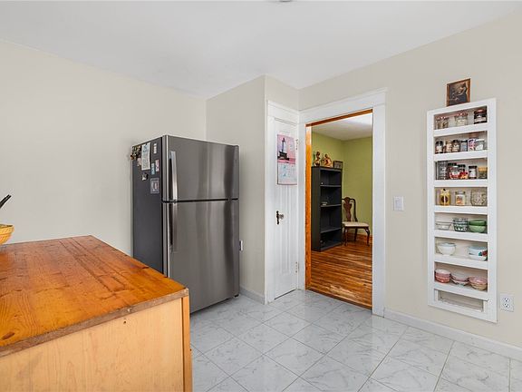 5th image of 627 Fruit Hill Ave
