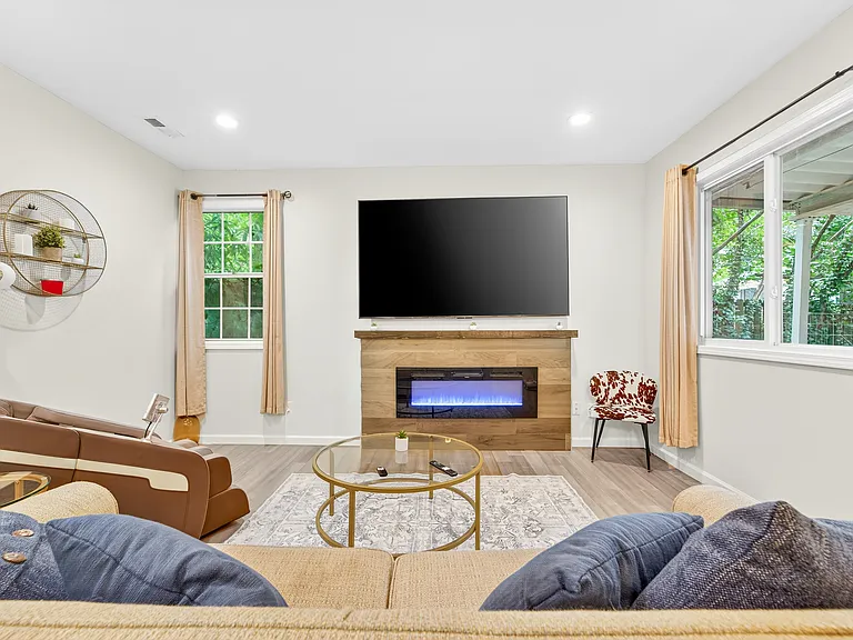 104 Nottingham Ln — Photo 6