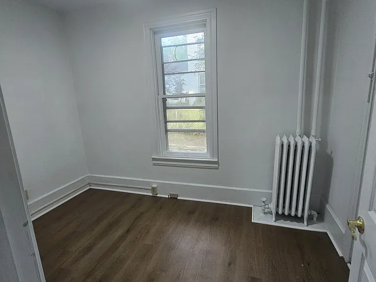102 E York St — Photo 14