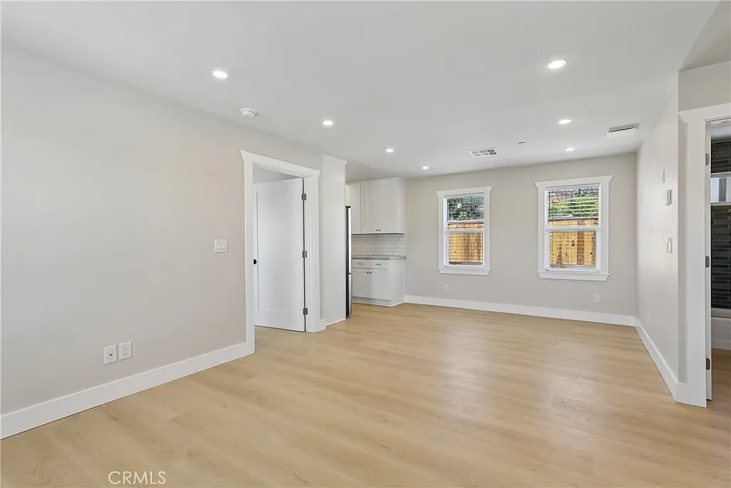 1 bed, 702 sqft, $3,600 — Photo 3