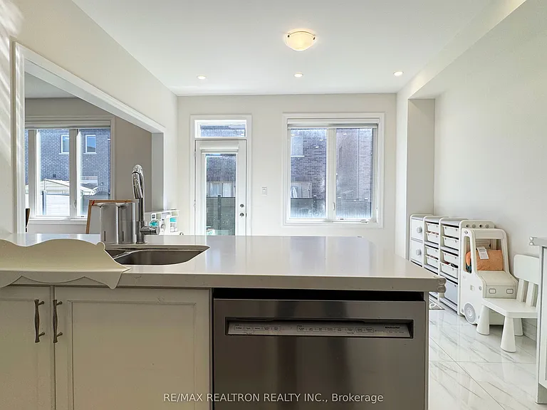 7 Crofting Cres — Photo 5