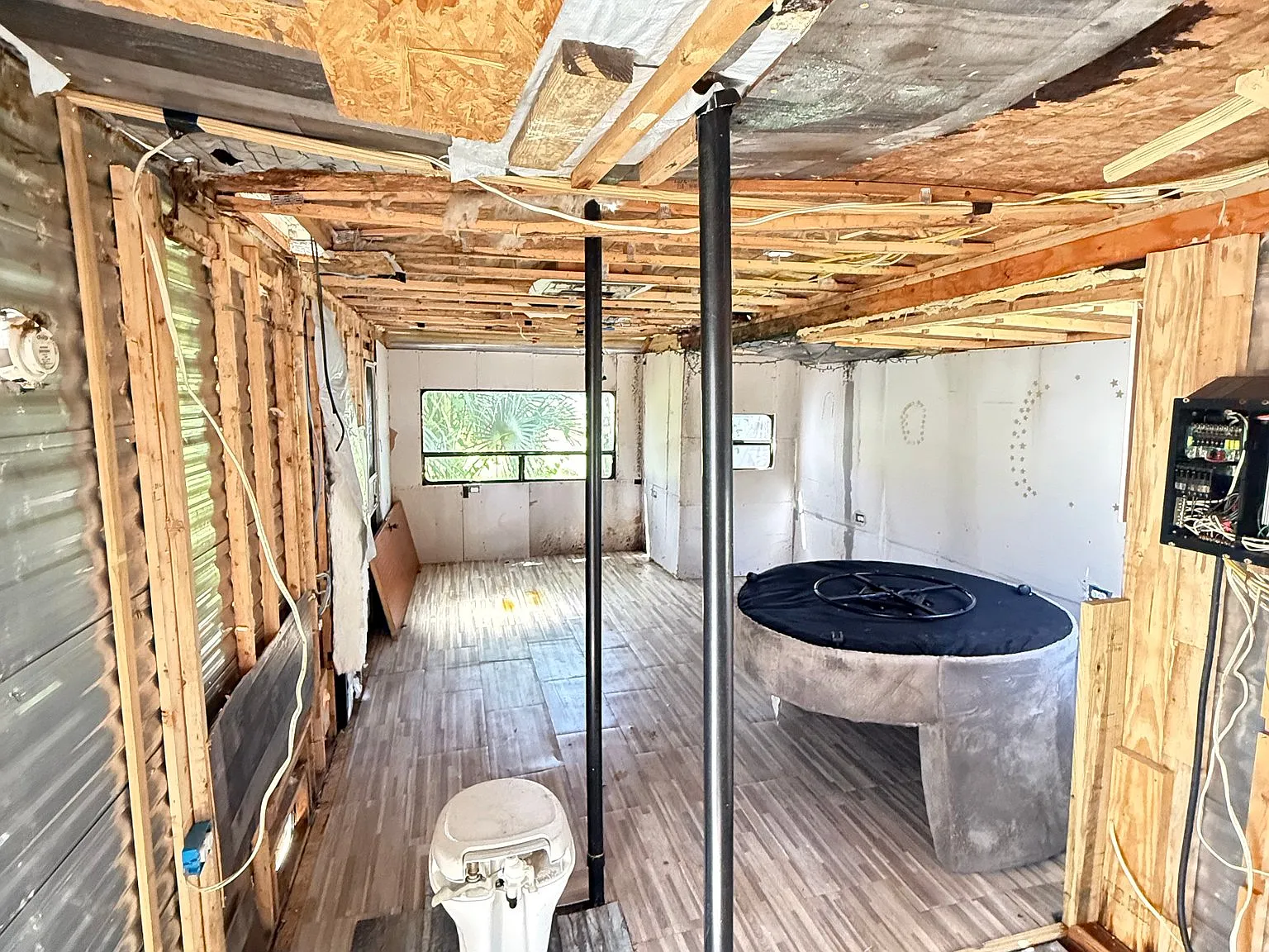 Handyman Special RV 1 Bed 1 bath — Photo 4