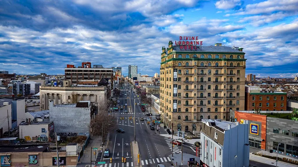 The Divine Lorraine — Photo 2