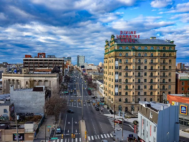 The Divine Lorraine — Photo 2