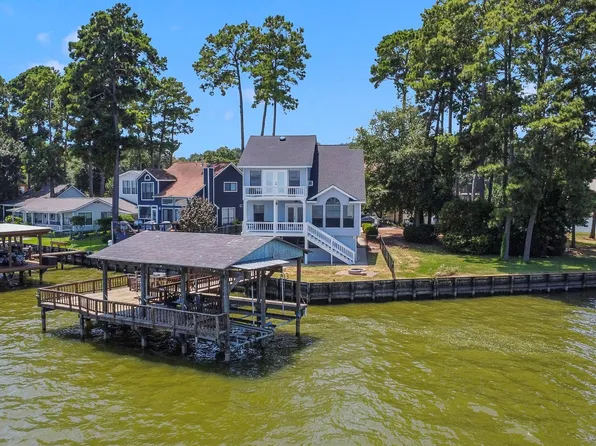 154 Point Dr, Onalaska, TX 77360