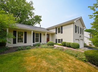 27W365 Carrel St, Winfield, IL 60190