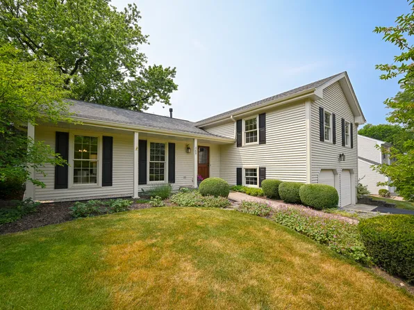 27W365 Carrel St, Winfield, IL 60190