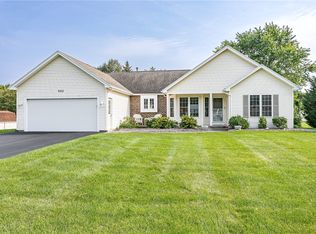 902 Meadow Ridge Ln, Webster, NY 14580