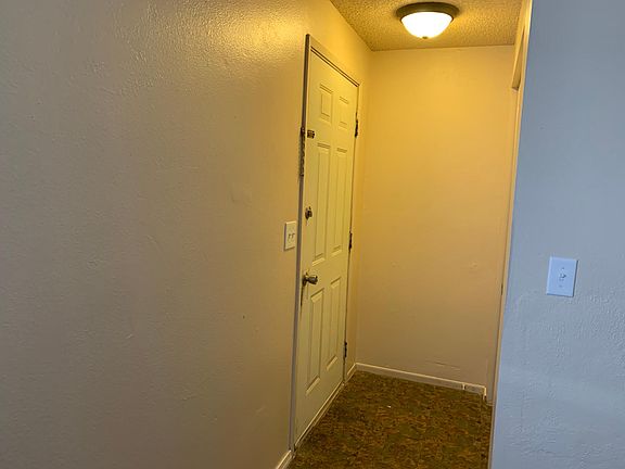 2nd image of 915 E Bridgeport Ave