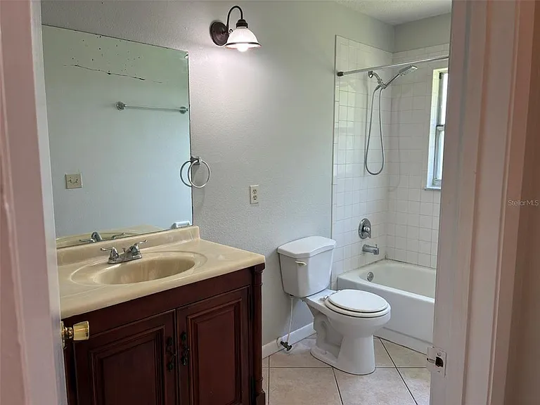 320 Queen Ave — Photo 5