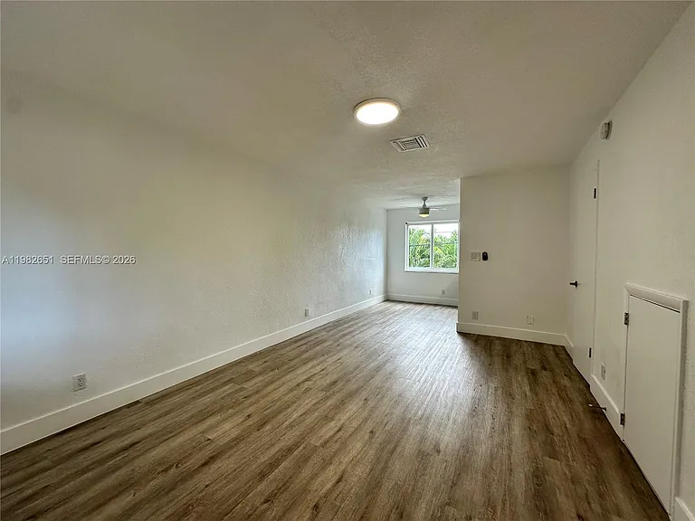 913 NE 17th St #8 — Photo 10