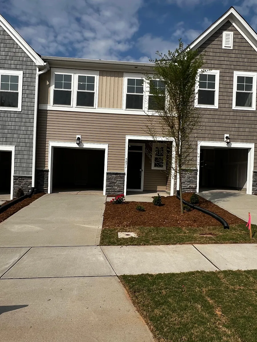 Building Photo - 5871 Woodlawn Dr