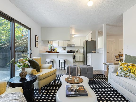 3rd image of 812 Canary Court