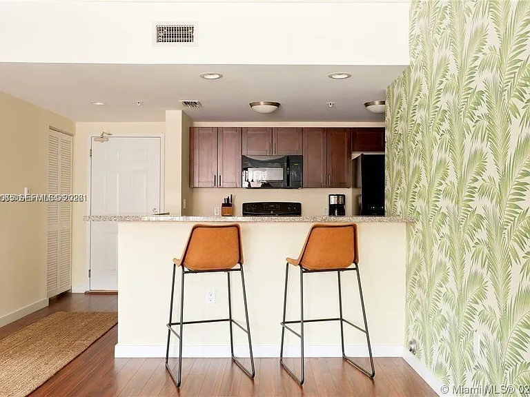 568 NE 66th St #501 — Photo 2