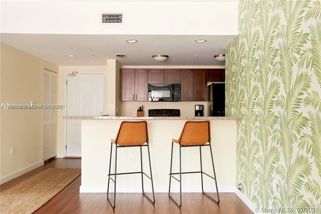 Building Photo - 568 NE 66th St #501