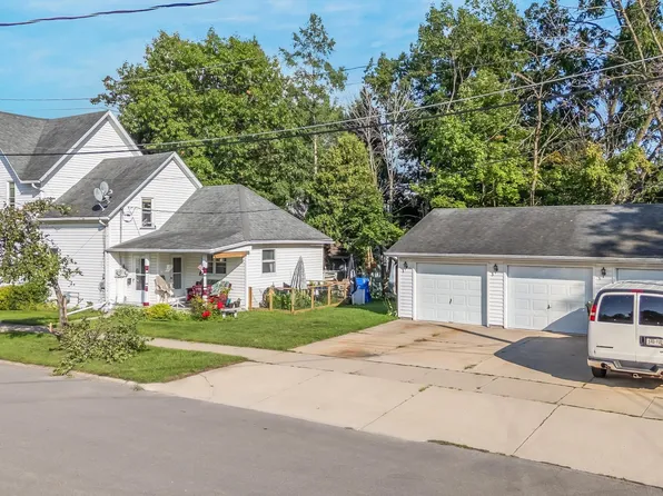 221 W 4th St, Kaukauna, WI 54130