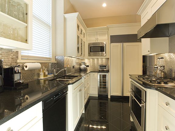 5th image of 26 E 63rd St APT 12F