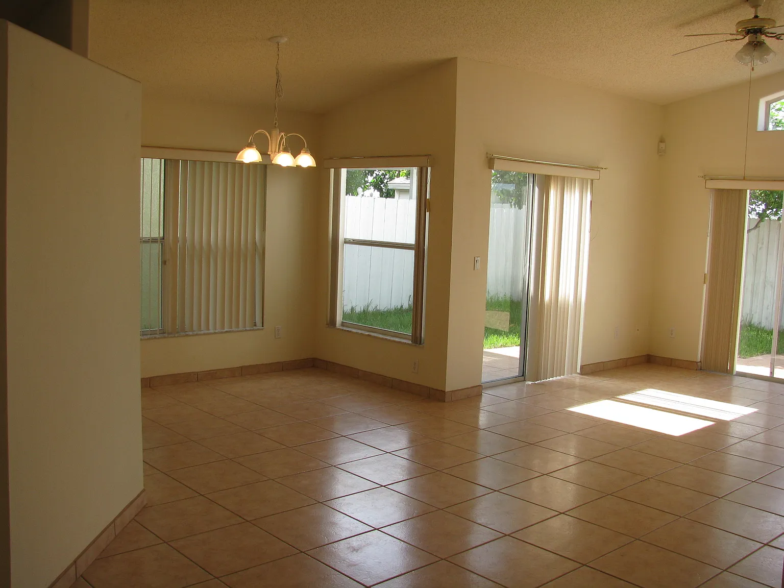 3 bed, 1392 sqft, $1,700 — Photo 2