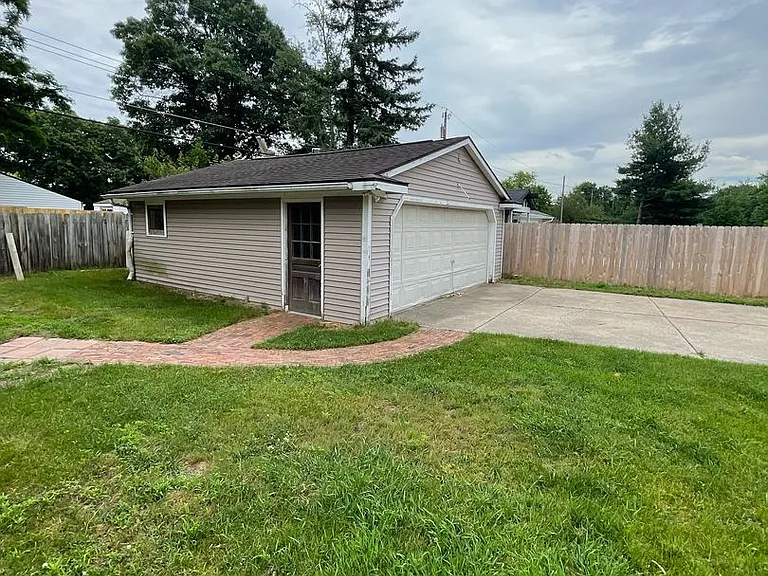 2582 Roselawn St — Photo 12