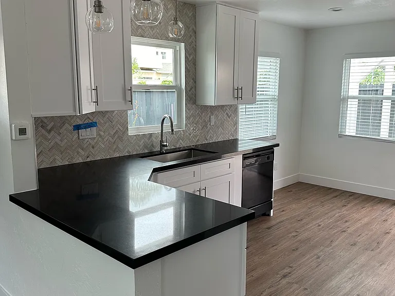 137 E D St — Photo 4