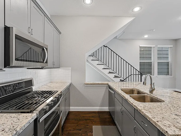 1221 W 19th St #B — Photo 13