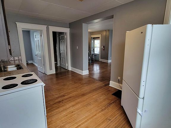 4th image of 136 Maple Ave #1
