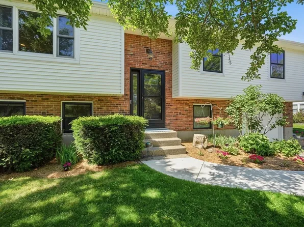 17 Captain Lathrop Dr, South Deerfield, MA 01373