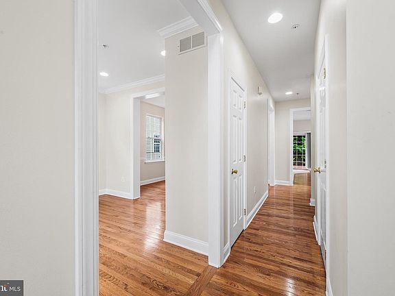 5th image of 2541 Harding Ave