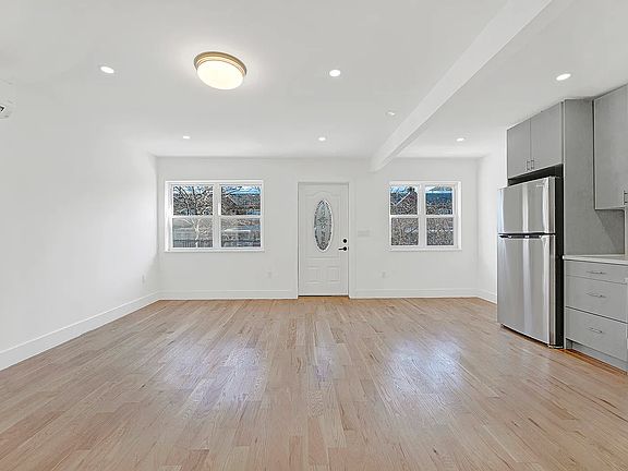 5th image of 954 E 101st St