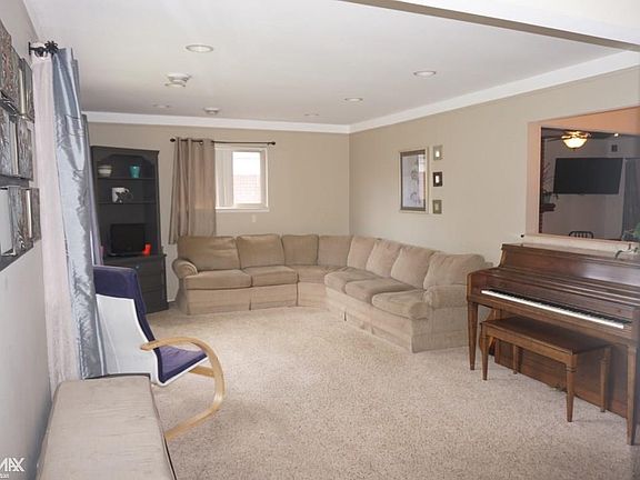 5th image of 31635 Shawn Dr