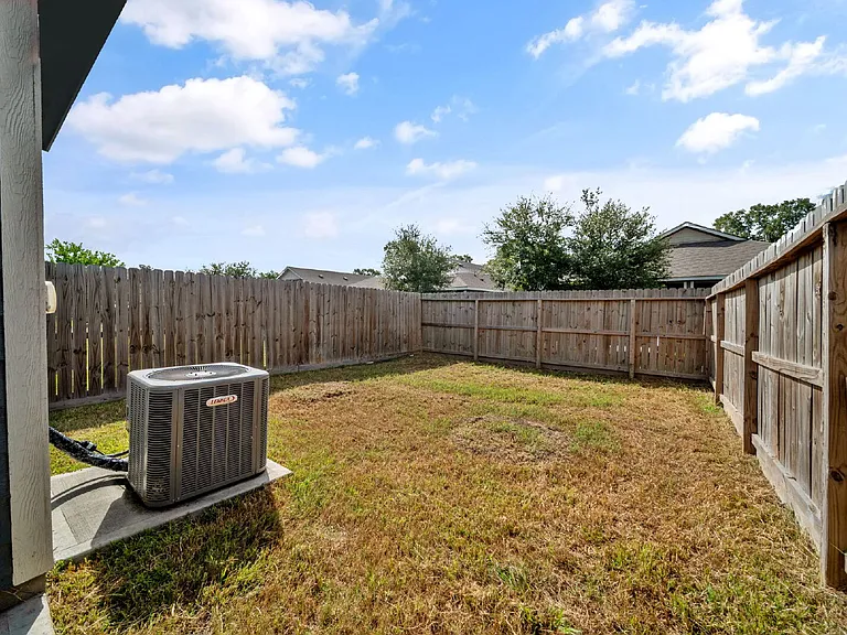 403 E Avenue G — Photo 17