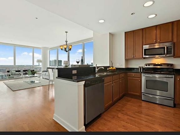 4th image of 1901 S Calumet Ave Unit 2908